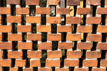 Mauer aus Ziegelsteinen mit Hohlräumen