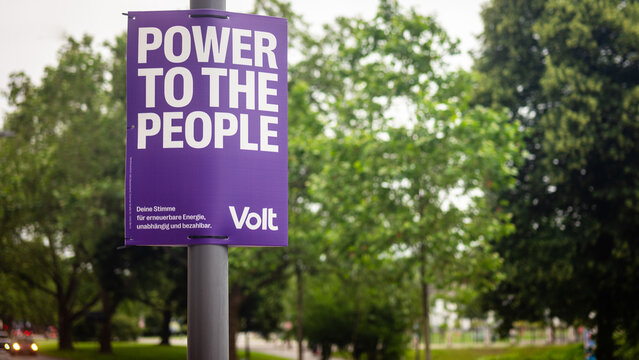 Koblenz, Rheinland-Pfalz, 02. Juni 2024: Wahlplakat der Partei 'Volt' zur Europawahl.