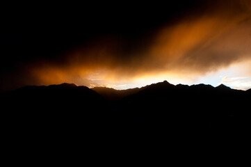 Nuvole e montagne al tramonto