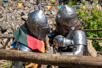 Confronto medieval: Dois combatentes disputam a vitória na arena