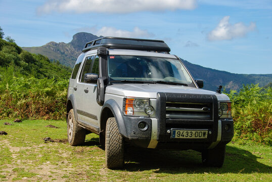 Etxalar, Navarra, Spain land rover discovery 3, LR3, gray, ready for expeditions and overland and off-road trips, by the road seen from the side on top of the hireva. In the nose of the car you can se