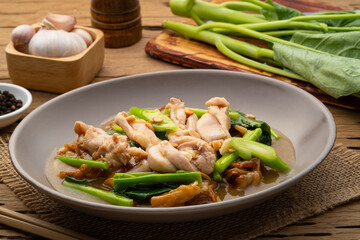 Flat Noodles with chicken in Gravy Sauce (Rad-Na Moo gai)