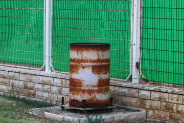 Obraz premium Two hundred -liter barrel for storing and transporting liquids.