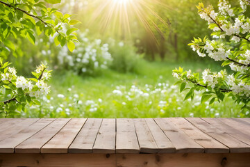 Deslumbrante Cenário Primavera com Folhagem Verde e Ramos Floridos ao Sol, com Mesa de Madeira no Jardim