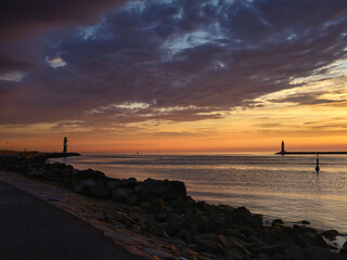 Hafeneinfahrt mit Sonnenaufgang, Blick auf die Mole mit Molenfeuer, Leuchtturm, Ostsee am Morgen,...