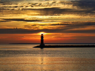 Hafeneinfahrt mit Sonnenaufgang, Blick auf die Mole mit Molenfeuer, Leuchtturm, Ostsee am Morgen,...