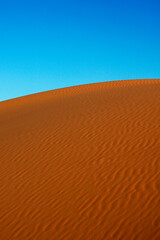 imagen de duna roja  y cielo azul