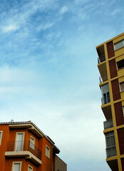 Edificios en ciudad pueblo con cielo azul