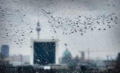 paisaje urbano vista de la ciudad de Berlín en dia lluvioso y nieve con hielo frio visto desde la...