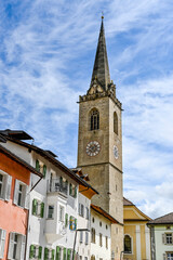 Kaltern, Caldaro, Weinstrasse, Weindorf, Kirche, Pfarrkirche, Kalterer See, Lago di Caldaro, Kirchturm, Marktplatz, Weinberge, Weinbauer, Südtirol, Frühling, Sommer, Italien