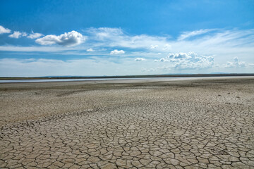 The shallowing and drying process of the lake in hot summer