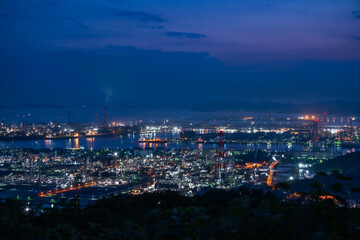 日本の岡山県倉敷市の水島コンビナートの美しい工場夜景