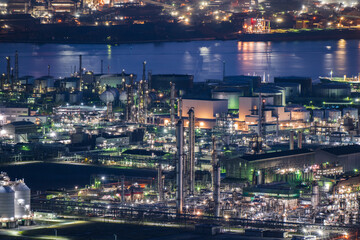 Obraz premium 日本の岡山県倉敷市の水島コンビナートの美しい工場夜景
