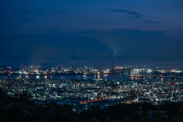 日本の岡山県倉敷市の水島コンビナートの美しい工場夜景
