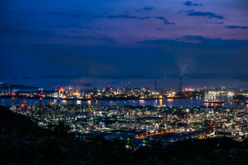 日本の岡山県倉敷市の水島コンビナートの美しい工場夜景