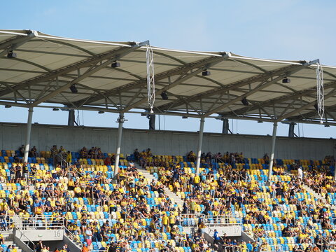 Stadion wypełniony kibicami piłki nożnej, Gdynia