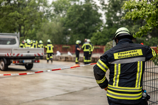Feuerwehr im Einsatz durch Hochwasser in Winterbach am Gleisdorfer Platz im Remstal (Rems-Murr-Kreis)