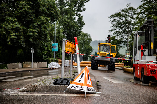 Feuerwehr im Einsatz durch Hochwasser in Winterbach am Gleisdorfer Platz im Remstal (Rems-Murr-Kreis)