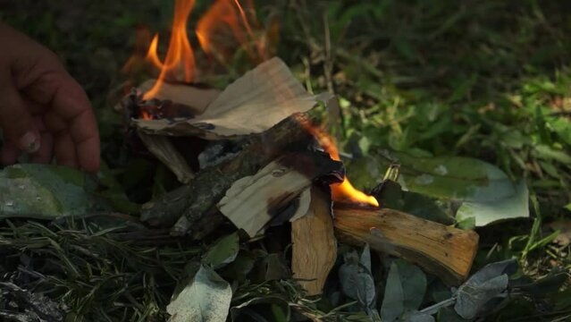 Prendiendo fogata casera