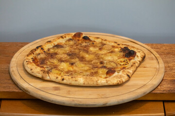 Traditional artisanal pizza with long-maturing dough