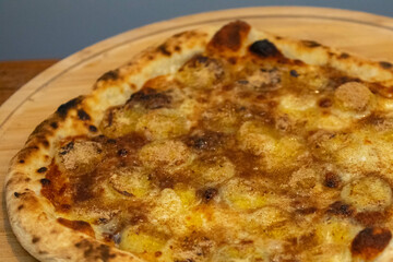 Traditional artisanal pizza with long-maturing dough