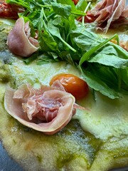 Pinsa romana, rúcula cherry, jamón crudo, prosciutto, pesto,pizza