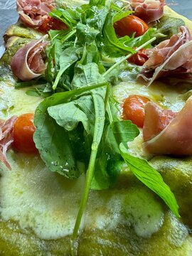 Pinsa romana, r&uacute;cula cherry, jam&oacute;n crudo, prosciutto, pesto,pizza
