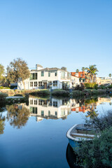 Obraz premium Houses along Venice Canal, Los Angeles, California. Vertical shot
