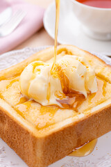バニラアイスをのせたハニートーストに蜂蜜をかける