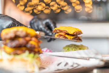 Assembling buns with cheeseburgers in the restaurant