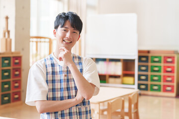 保育園で考える男性保育士