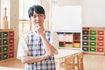 保育園で考える男性保育士
