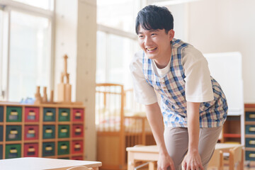 保育園で働く男性保育士