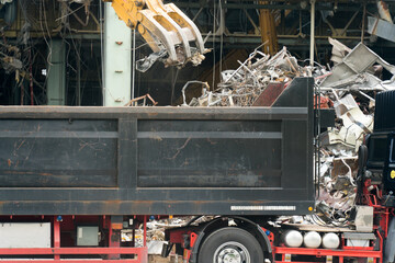 廃材の積み込み作業
