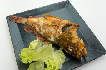 丸揚げされたカサゴのお皿
