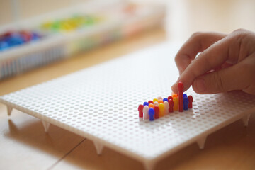 小学生の子供がペグさし遊びをしている様子