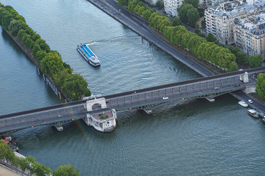 Metro parisino vista a&eacute;rea de Par&iacute;s desde la Torre Eiffel