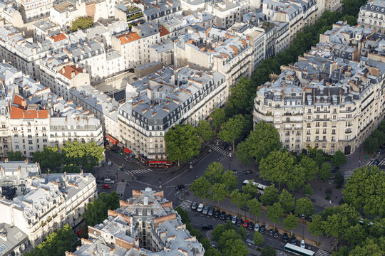 Sombra proyectada sobre las calles parisinas y una cafeter&iacute;a vista a&eacute;rea de Par&iacute;s desde la Torre Eiffel