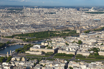 Jardín de las Tullerías y Museo del Louvre vista aérea de París desde la Torre Eiffel