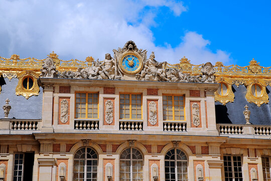 Reloj en la fachada del Palacio de Versalles en Francia