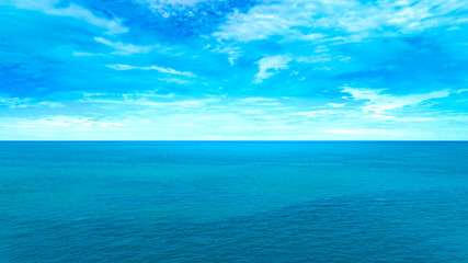 Obraz premium Ocean sea background and the clear sky For summer vacation ideas Nature of summer sea water with sunlight The sea sparkles against the blue sky 