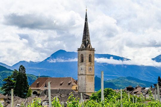 Kaltern, Caldaro, Weinstrasse, Weindorf, Kirche, Pfarrkirche, Kalterer See, Lago di Caldaro, Kirchturm, Marktplatz, Weinberge, Weinbauer, S&uuml;dtirol, Fr&uuml;hling, Sommer, Italien