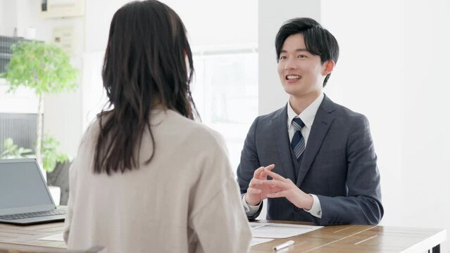 訪問営業をするビジネスマン