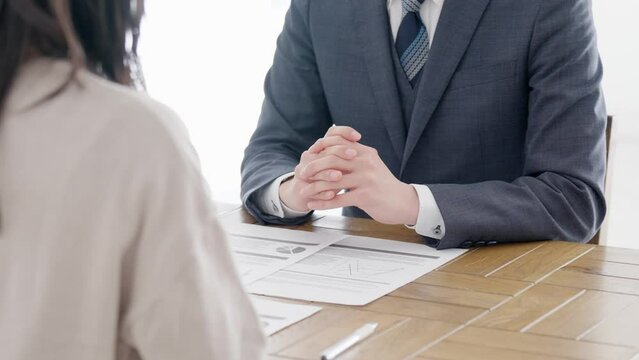 訪問営業をするビジネスマン