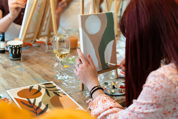 Sip and Paint Event. Relaxing art class with wine and friends © Alfonso Soler