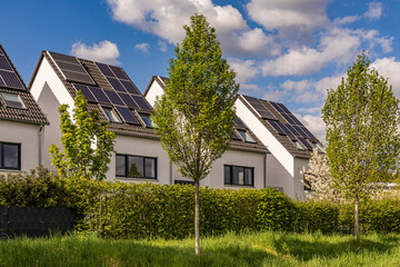 Germany, Baden-Wurttemberg, Waiblingen, Modern single-family homes with solar panels