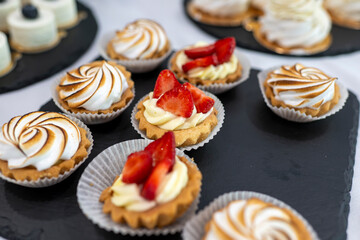 Słodki stół pełen wypieków. 