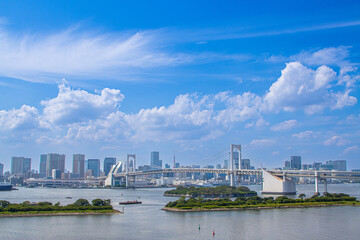 お台場から見る青空の日の東京の風景