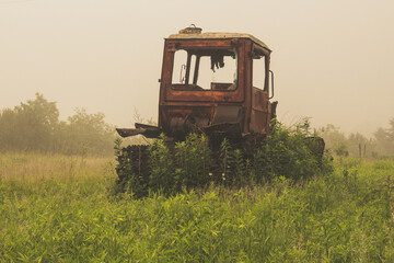 Stary traktor na polu © pinus25