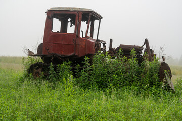 Stary traktor na polu © pinus25